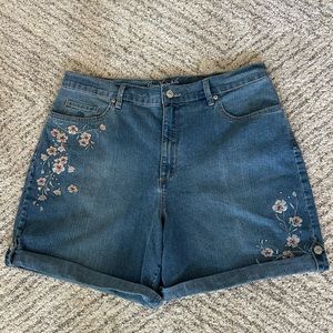 Gloria Vanderbilt￼ denim all around slimming embroidered amanda shorts Size 14.